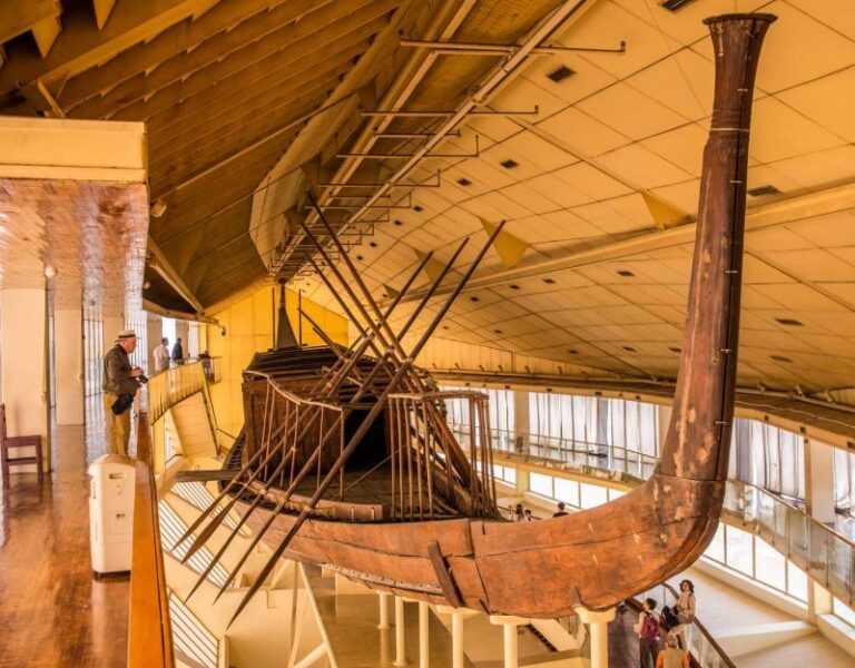 Barca solar: Explorando los misterios de una antigua embarcación sagrada