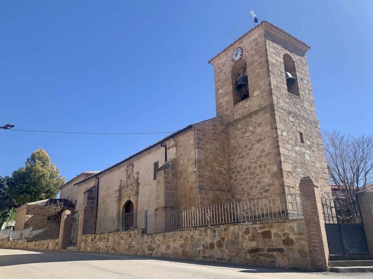 Descubre la belleza arquitectónica de la Iglesia Plateresca de San Anton en Bujalaro