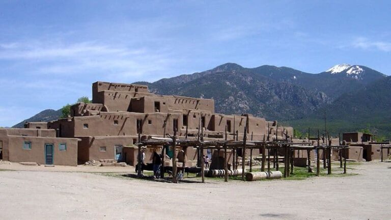Descubre la fascinante arquitectura del pueblo de Taos