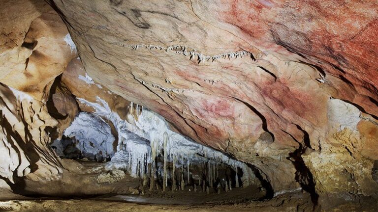 Descubre la magia de visitar cuevas Tito Bustillo
