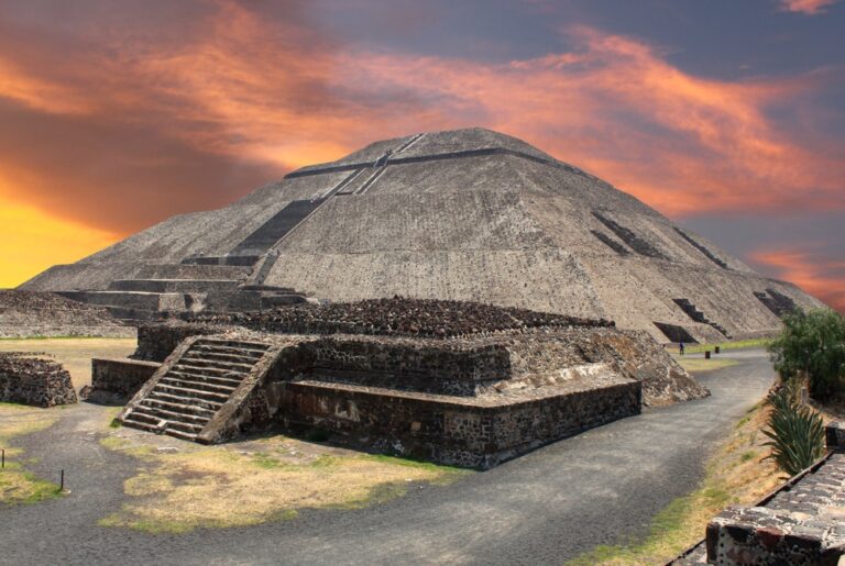 El fascinante significado de las Pirámides del Sol y la Luna en Teotihuacan