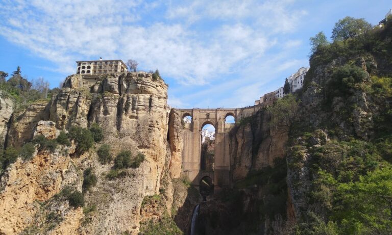 El icónico Puente del Tajo de Ronda: historia y relevancia arquitectónica