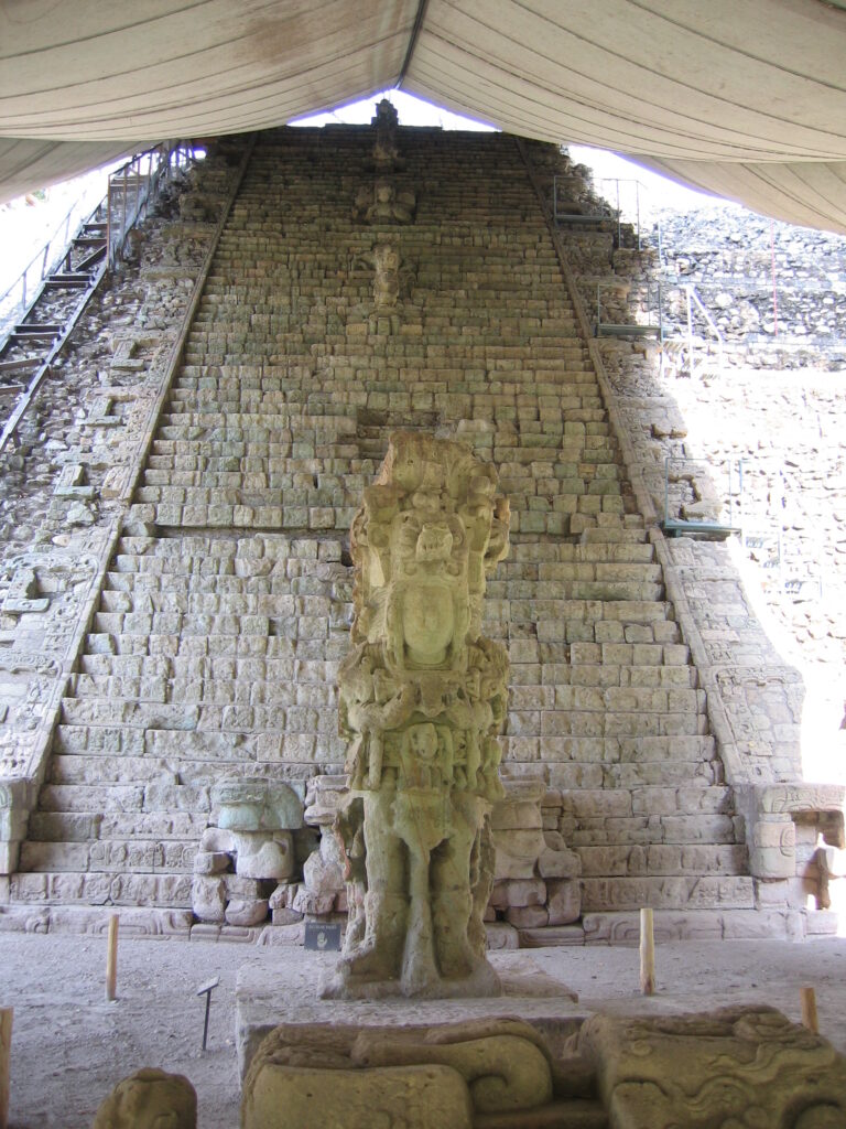 Escaleras monumentales: Un vistazo a los jeroglíficos mayas